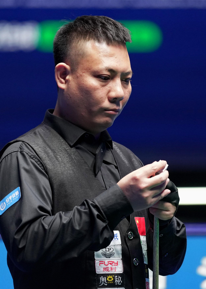 德州扑克心理：解析“假装思考”在实时牌局中对对手决策时间的压力干扰。（德州扑克心理战：揭示现场牌局中“假装思考”对对手决策时间的施压效应）